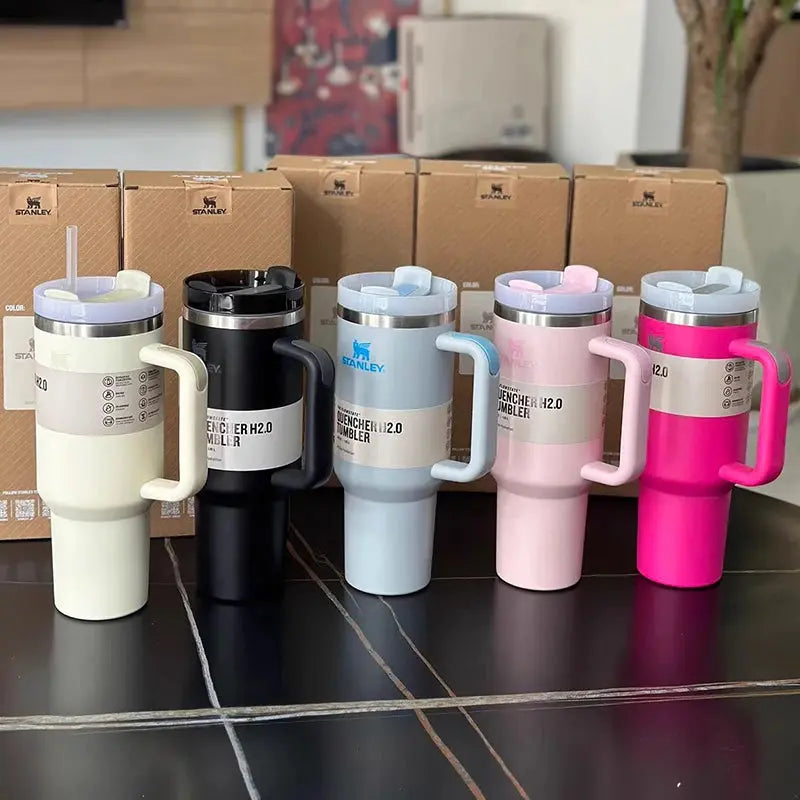 STANLEY Quencher 2.0: Der Edelstahl Vakuumisolierbecher, der Nachhaltigkeit und Trend vereint - Raffiniertedinge STANLEY Quencher 2.0: Der Edelstahl Vakuumisolierbecher, der Nachhaltigkeit und Trend vereint - Raffiniertedinge